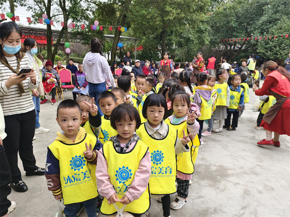 重阳节幼儿园慰问老人