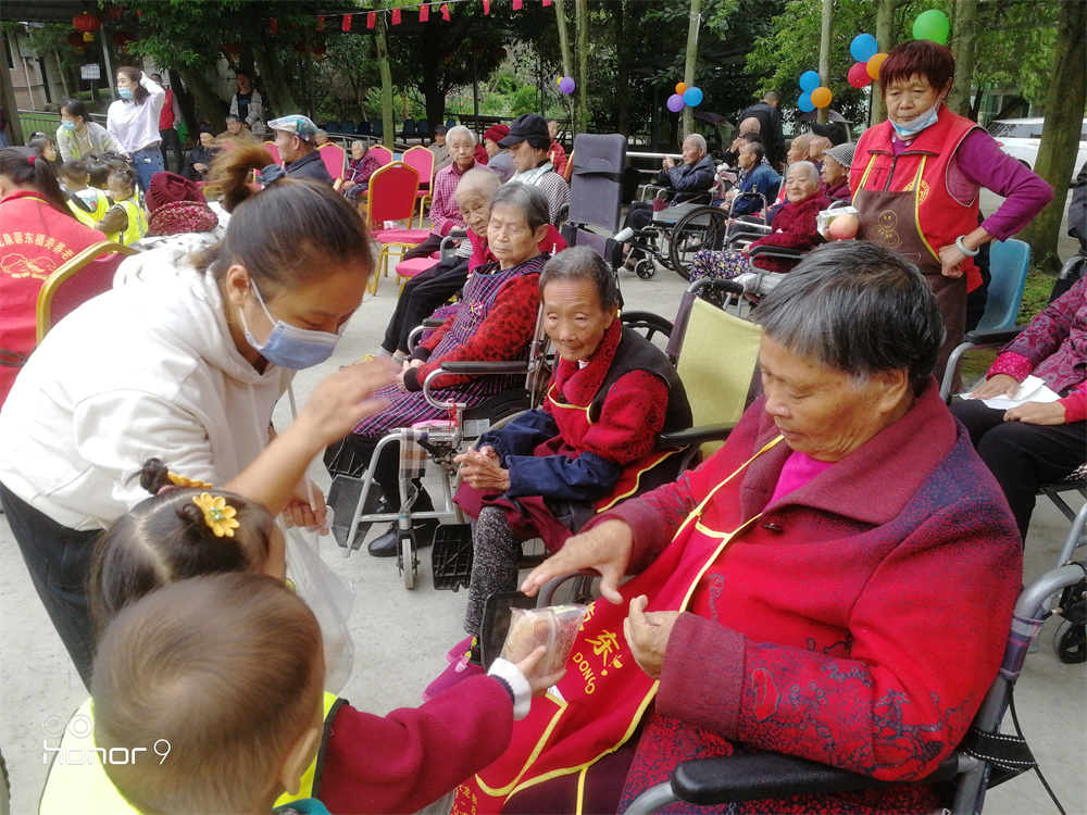 重阳节幼儿园大班小班的小朋友来慰问老人